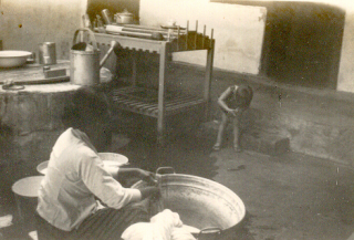 '37 Bubi fotografeerd de Baboe op zijn manier